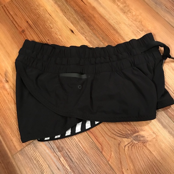 SOLD...Lululemon Hotty hot shorts - Picture 3 of 8